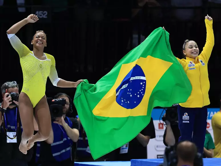 Rebeca e Flavinha sobem ao pódio nas barras