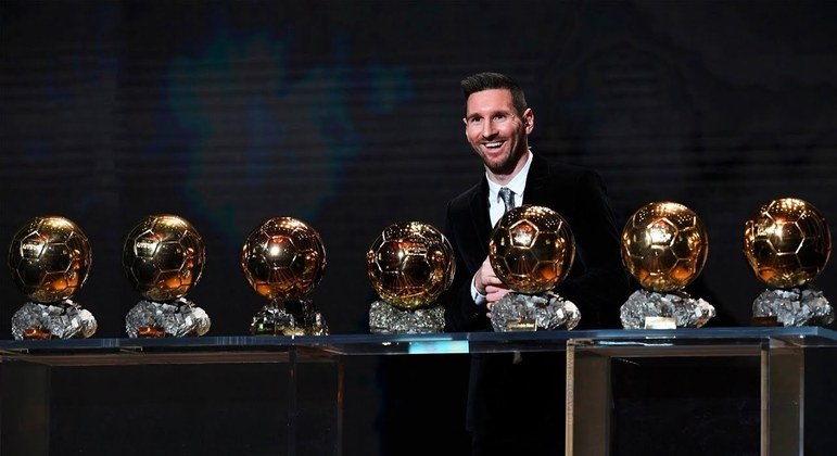 Lionel Messi ganha a Bola de Ouro pela oitava vez após temporada mágica