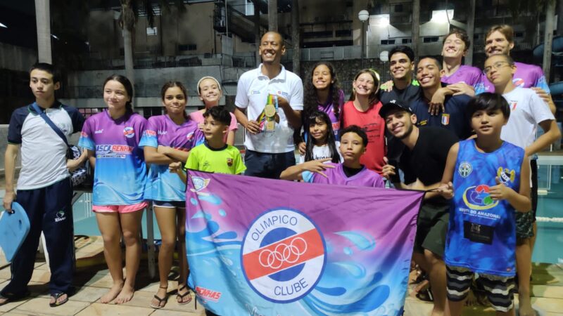 Medalhista olímpico Sandro Viana realiza palestra motivacional para nadadores do Mascarenhas Team