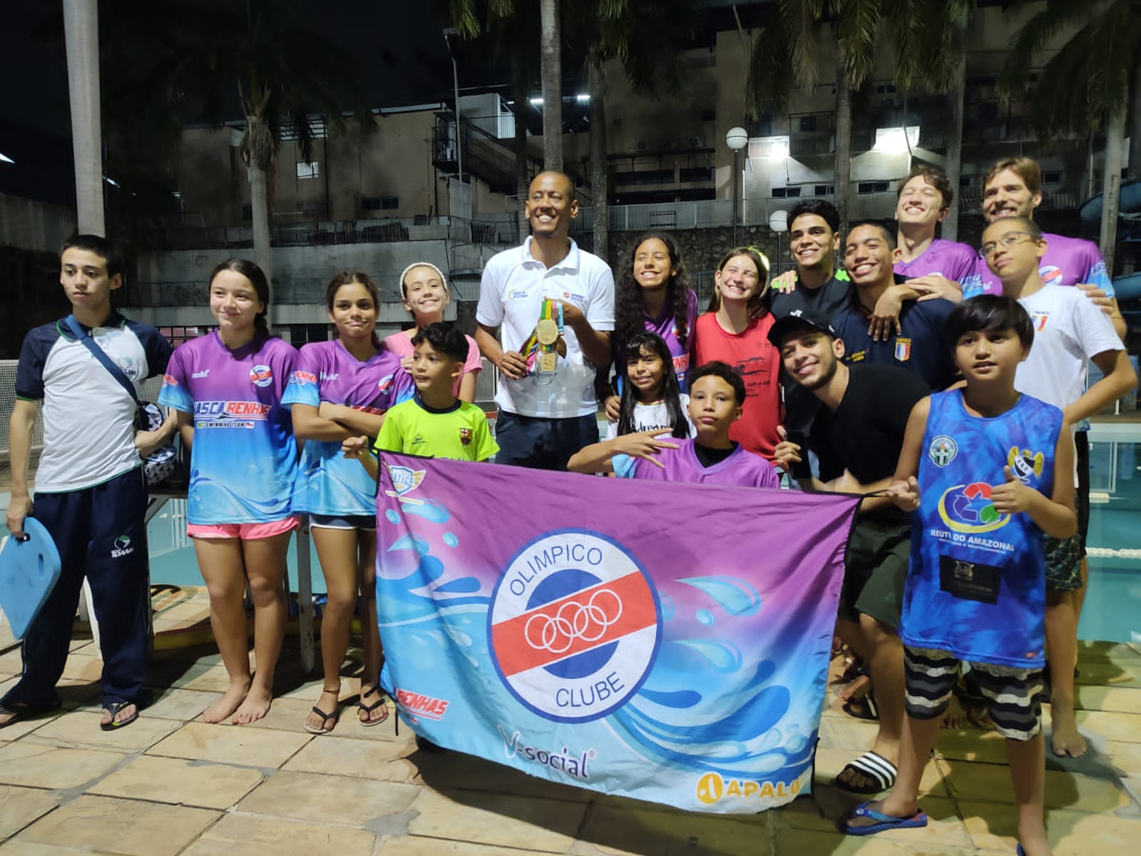 Medalhista olímpico Sandro Viana realiza palestra motivacional para nadadores do Mascarenhas Team