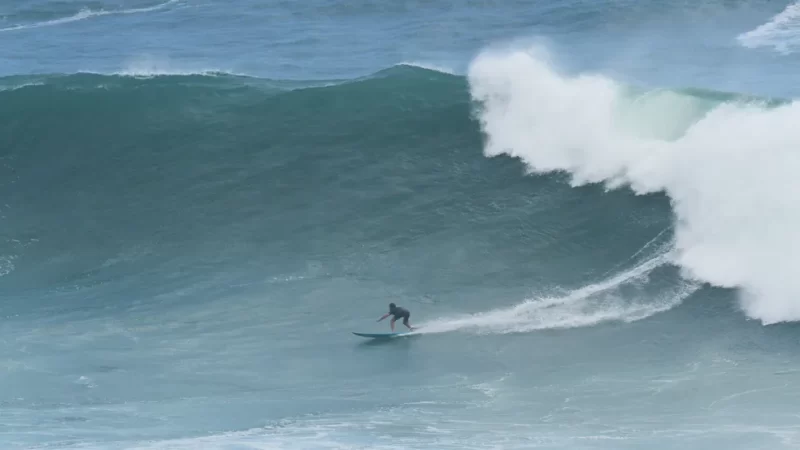 Surfistas encaram ondas de quatro metros na Praia do Leblon