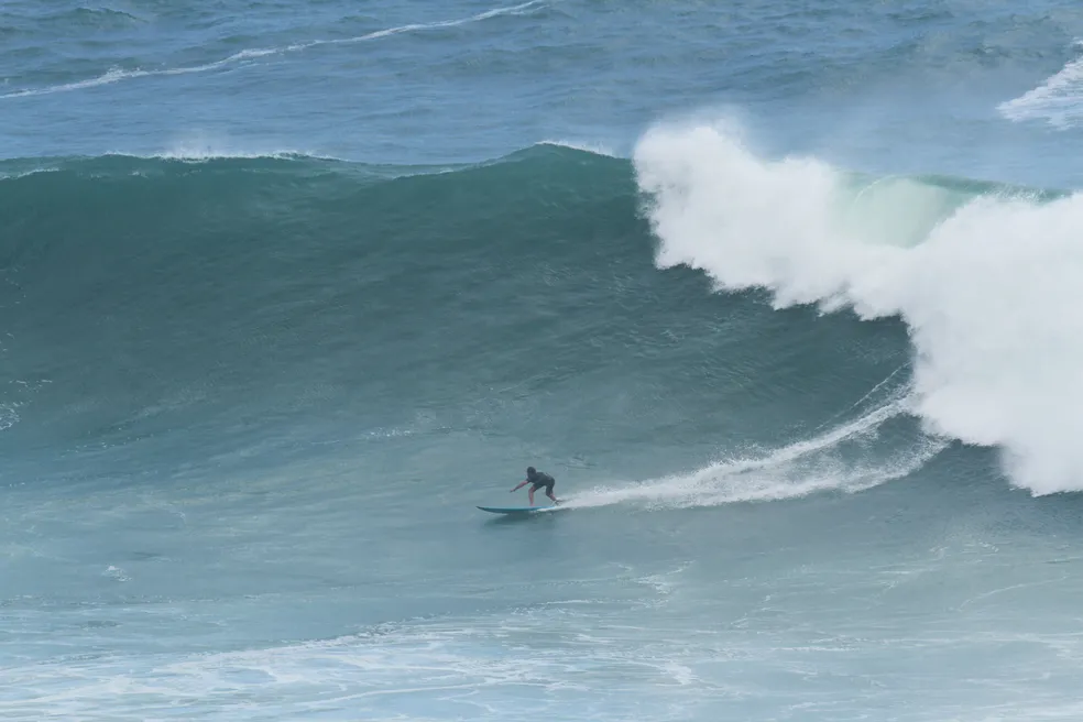 Surfistas encaram ondas de quatro metros na Praia do Leblon