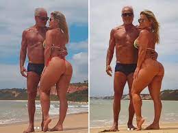 Aos 71 anos, Kadu Moliterno posa com a mulher, musa fitness, em praia da Bahia