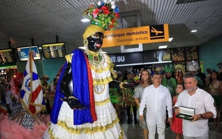 Boneca Kamélia recebe a ‘chave da cidade’ e abre oficialmente Carnaval em Manaus 2024