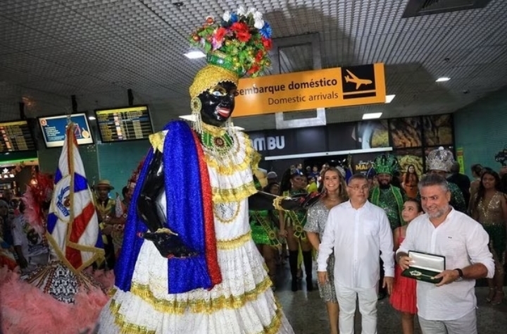 Boneca Kamélia recebe a ‘chave da cidade’ e abre oficialmente Carnaval em Manaus 2024