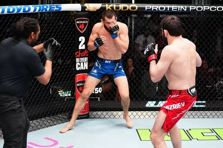 UFC Vegas 85: lutador leva dedada chocante no olho e duelo é encerrado