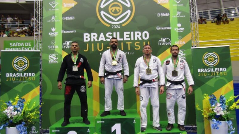 O  lutador amazonense Matheus Segadilha ganha medalha de bronze no Campeonato Brasileiro de Jiu Jitsu