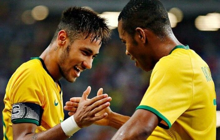 Neymar ‘abraça’ filho de Robinho: ‘Teu pai cuidou de mim e eu cuidarei de você’