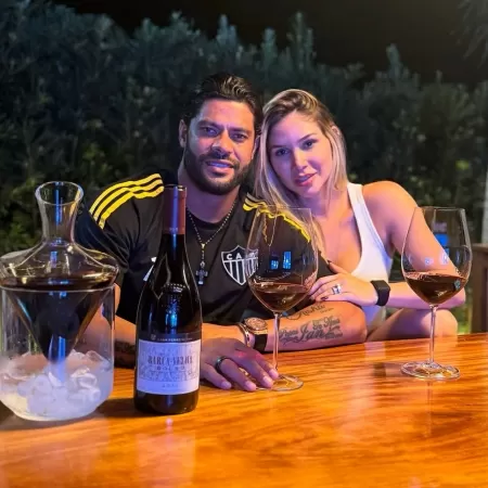 Hulk aparece tomando vinho de R$ 40 mil após vencer o Cruzeiro